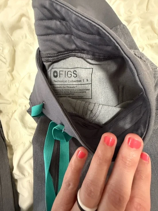 Women’s Figs Scrubs - Picture 5 of 5